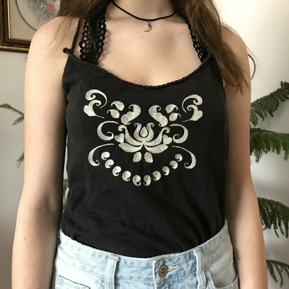 3/$12 🌙 vintage embroidered spaghetti strap top